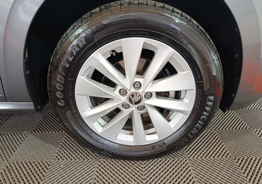 Gros plan sur la roue avant droite gris clair d'un Skoda Kamiq 2024 avec jante alliage et pneu Goodyear.