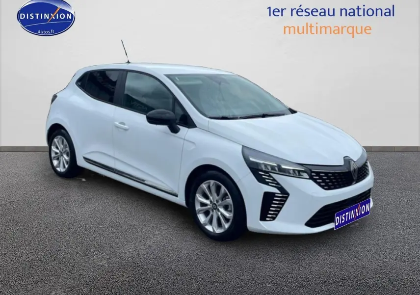 Vue 3/4 avant droite d'une Renault Clio V blanche avec phares LED et jantes alliage 16 pouces.