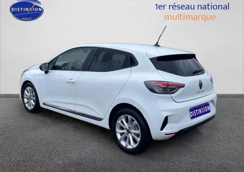 Renault Clio V blanche vue 3/4 arrière droit avec feux arrière LED et jantes alliage 16 pouces.