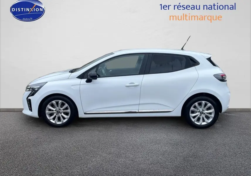 Profil droit d'une Renault Clio V blanche 2025 avec jantes alliage et poignées ton carrosserie.