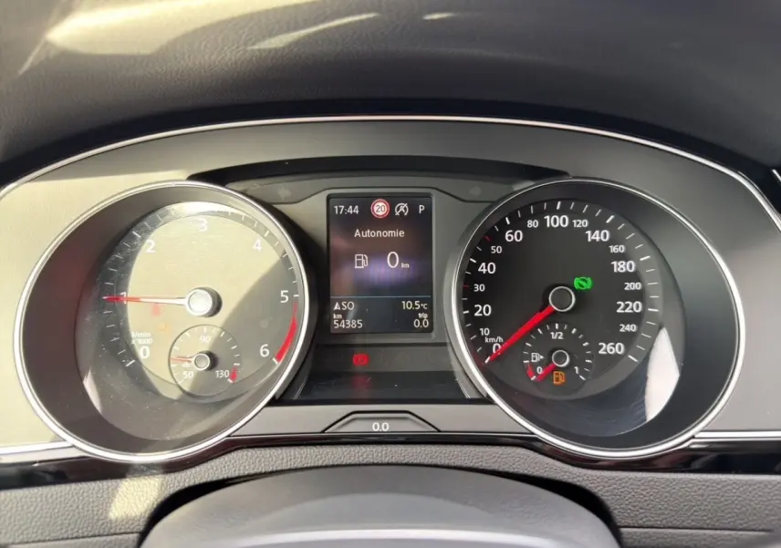 Vue rapprochée du tableau de bord de la Volkswagen Passat 2.0 TDI, affichage digital et compteurs analogiques.