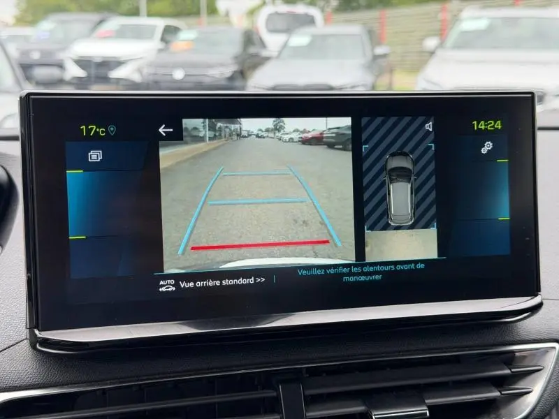 Écran tactile intérieur montrant la caméra de recul et l’aide au stationnement du Peugeot 3008 gris titane 2024.