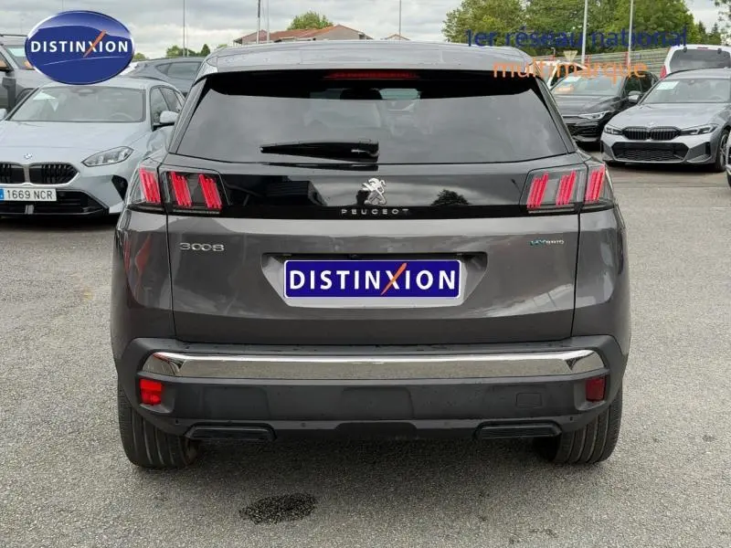 Vue arrière d'un Peugeot 3008 Hybride Rechargeable gris titane avec feux arrière LED et logo distinctif au centre.
