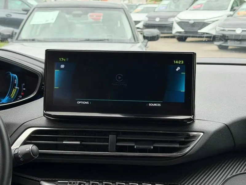 Vue intérieure centrée sur l'écran tactile du tableau de bord du Peugeot 3008 Hybride Rechargeable 2024, volant partiel visible.