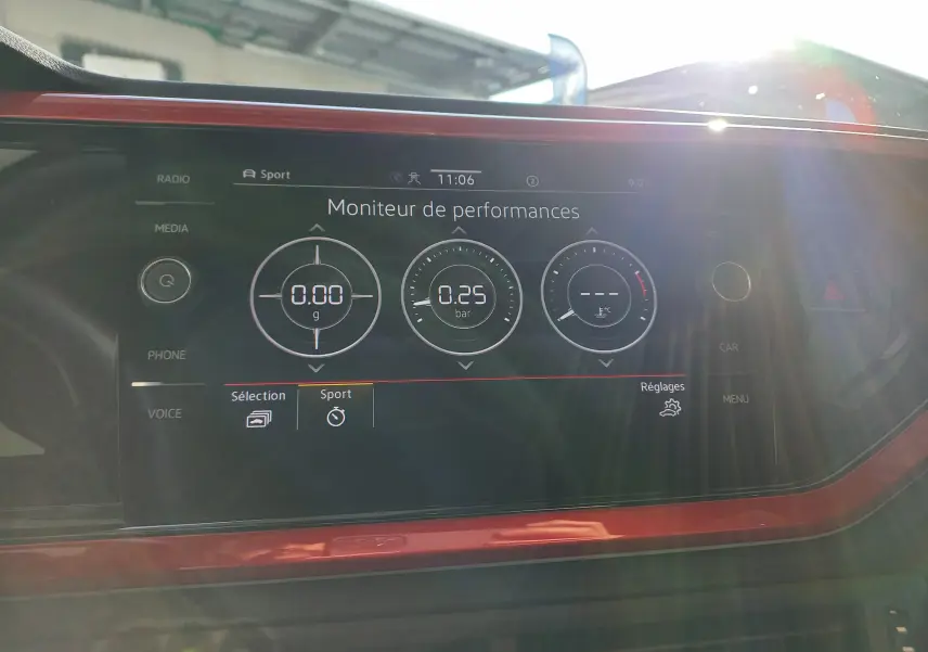 Écran tactile intérieur du tableau de bord de la Volkswagen Polo GTI 2024 affichant le moniteur de performances.
