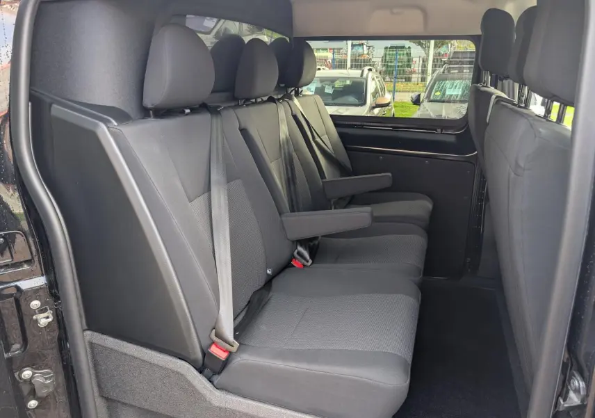 Banquette arrière noire vue de côté gauche dans l'habitacle du Peugeot Expert Fourgon 2025 cabine approfondie.