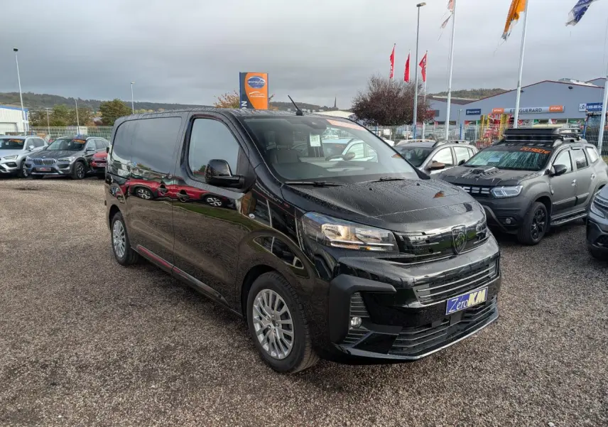Peugeot Expert Fourgon noir vu en 3/4 avant droit, avec projecteurs modernes et jantes alliage visibles.