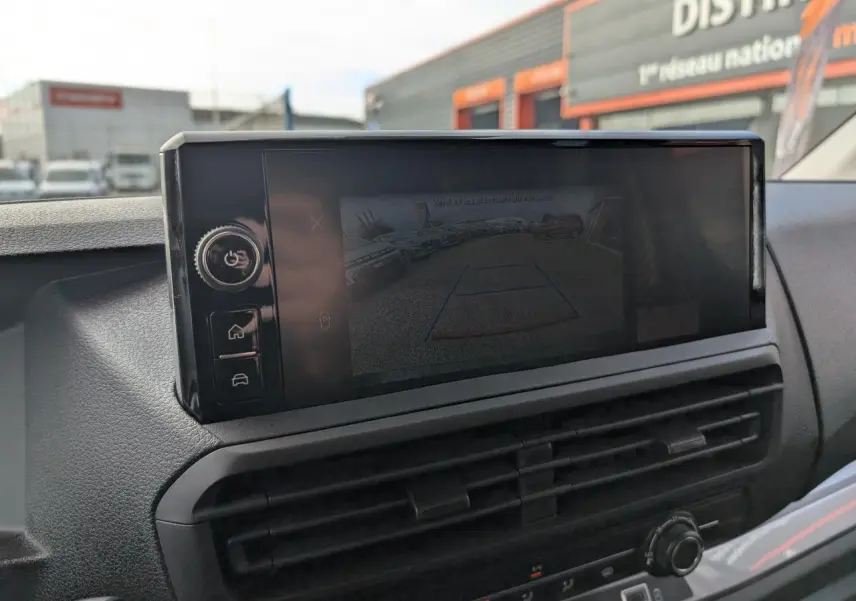 Écran tactile 10'' HD affichant la caméra de recul dans l'habitacle du Peugeot Expert Fourgon noir.
