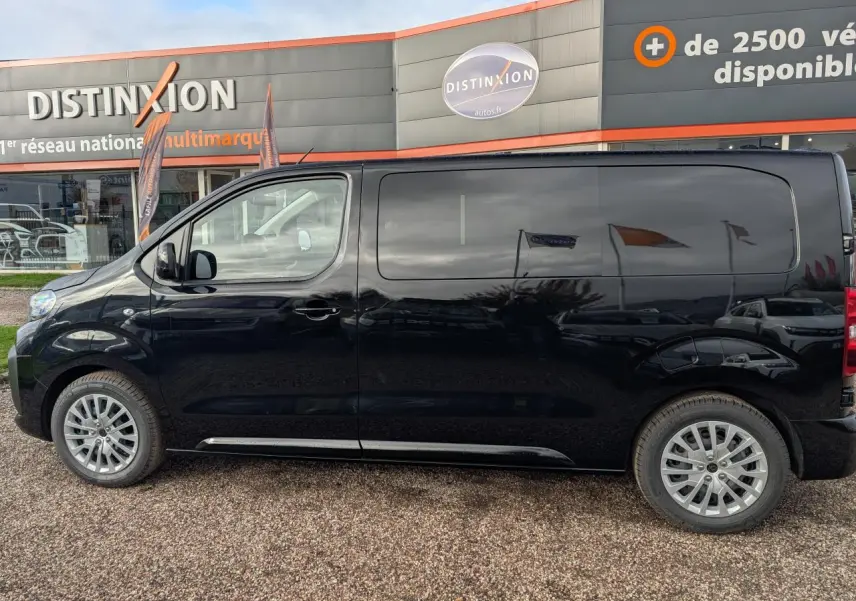 Profil côté gauche du Peugeot Expert Fourgon noir 2025 avec jantes tôle argentées et vitres latérales surteintées.