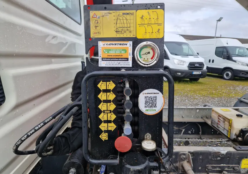 Gros plan sur le panneau de commande noir et jaune de la grue Palfinger du Daily Chassis Cabine blanc, côté gauche.