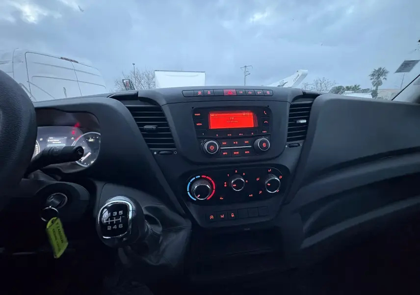 Vue intérieure centrée sur le tableau de bord et levier de vitesses manuel de l'Iveco Daily Châssis Cabine 2021.