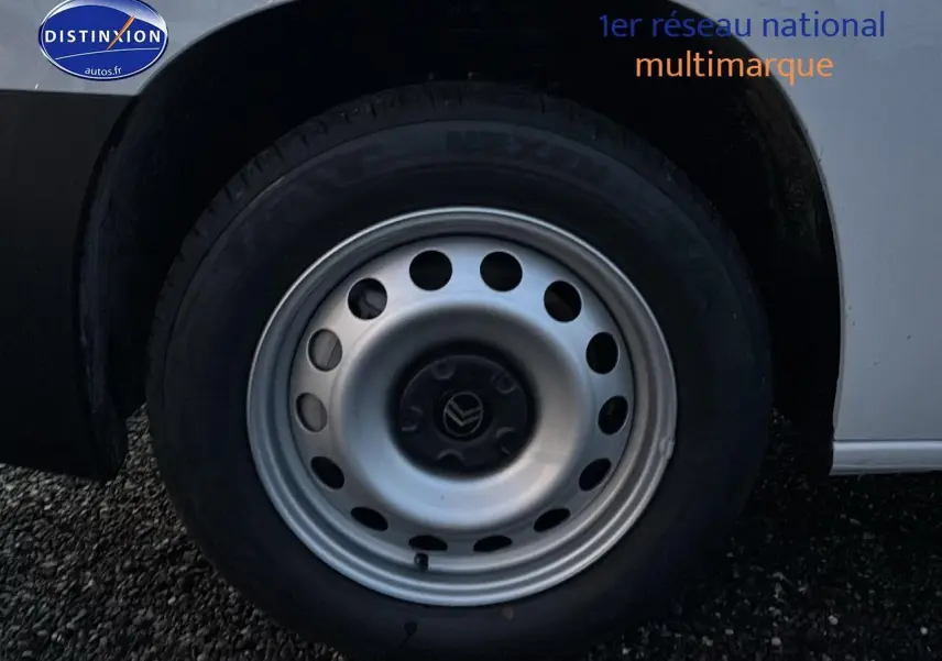 Gros plan sur la roue avant gauche en jante acier du Citroën Berlingo Fourgon blanc 2025.