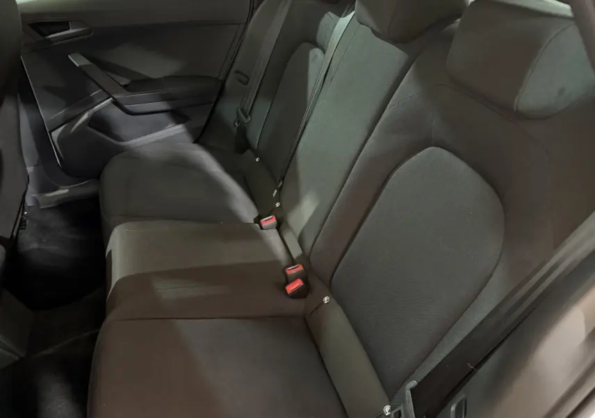 Vue intérieure de la banquette arrière noire de la SEAT Ibiza 2024, côté droit, avec ceintures et appuie-têtes visibles.