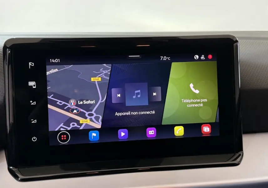 Écran tactile central de la SEAT Ibiza 2024 affichant navigation, musique et téléphone non connecté.