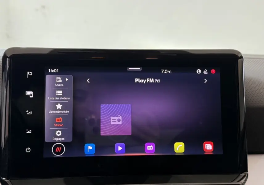 Écran tactile central de la SEAT Ibiza 1.0 TSI 110 FR 2024 affichant la radio Play FM en intérieur.