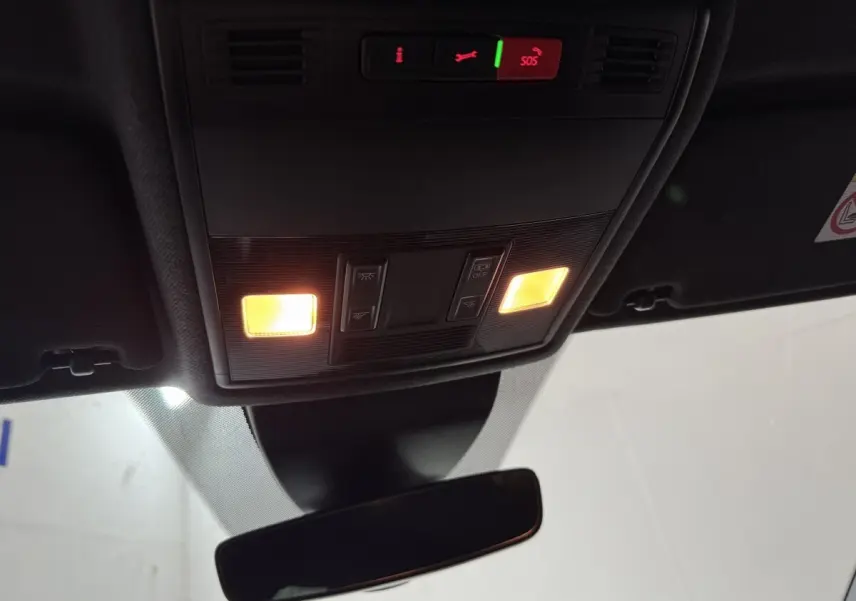 Vue intérieure du plafonnier allumé avec commandes et miroir intérieur d'une SEAT Ibiza blanche 2024.