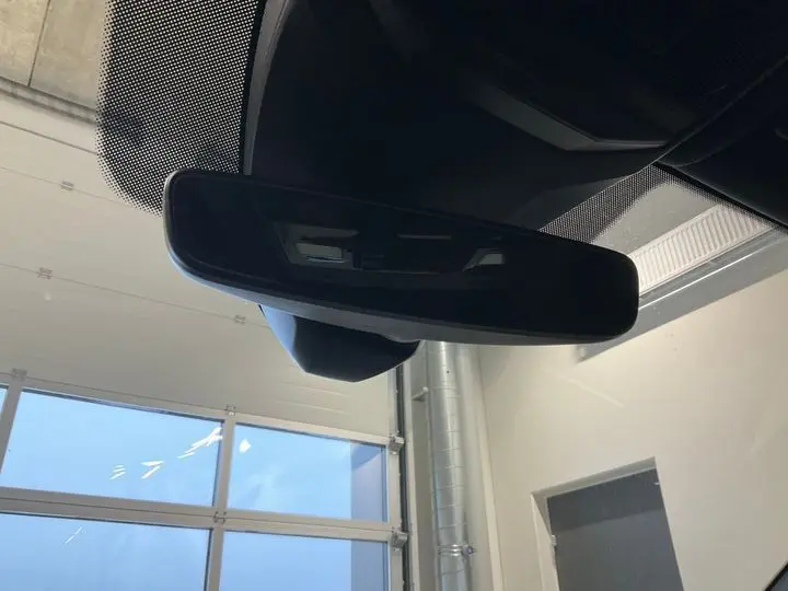 Rétroviseur intérieur du Volkswagen T-Roc 2025 noir intense, vue rapprochée depuis l’habitacle vers l’avant.