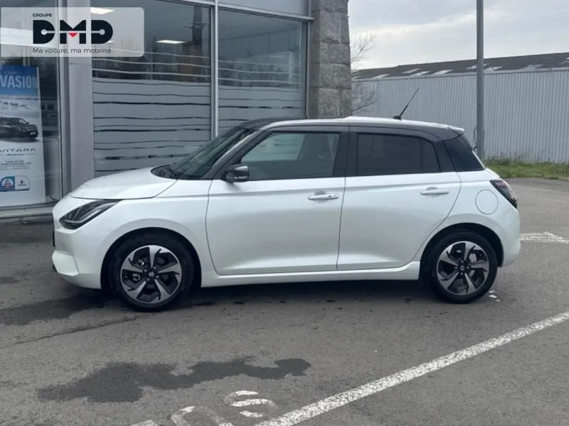 Vue latérale droite d'une Suzuki Swift 1.2 Hybrid blanche avec toit gris foncé et jantes alu noires.