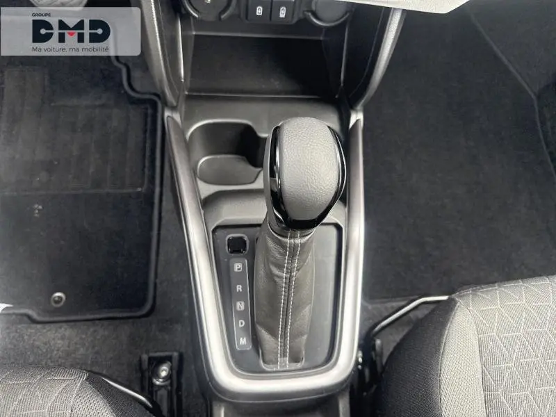 Vue rapprochée de la console centrale avec levier de vitesses automatique en cuir noir dans une Suzuki Swift 2025.