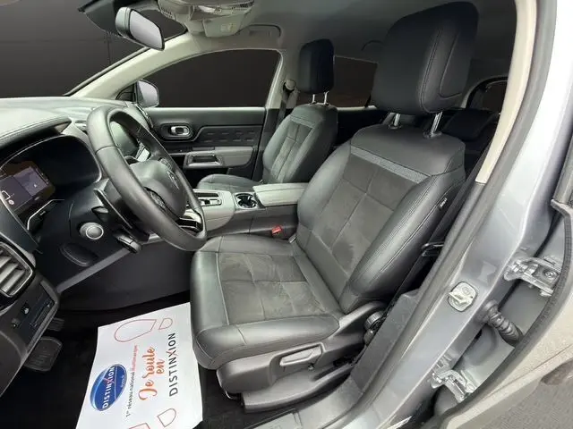 Vue intérieure côté conducteur du Citroën C5 Aircross gris acier 2022, sièges en cuir et tissu, tableau de bord moderne.