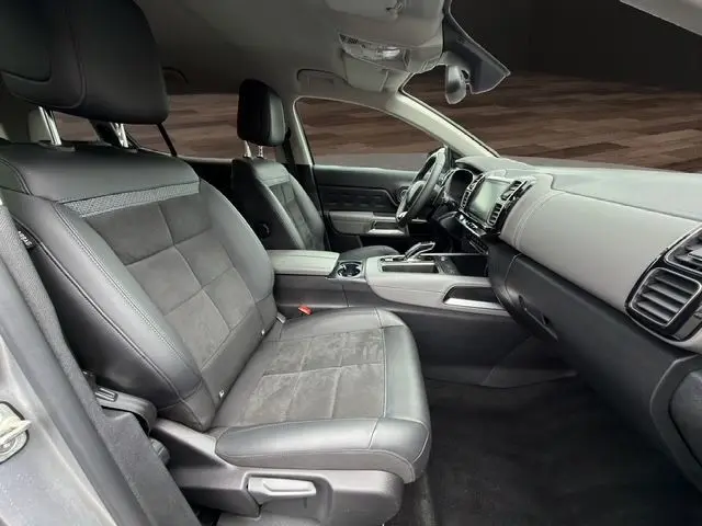 Intérieur gris cuir et tissu du Citroën C5 Aircross 2022, vue côté passager avant avec tableau de bord moderne.