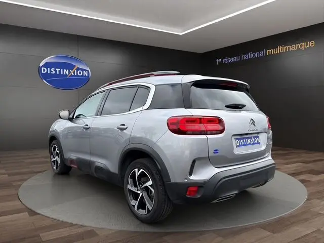 Vue 3/4 arrière droite d'un Citroën C5 Aircross gris acier 2022 avec feux arrière LED et jantes alliage noires.