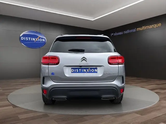 Vue arrière d'un Citroën C5 Aircross gris acier 2022, avec feux LED et double sortie d'échappement intégrée.