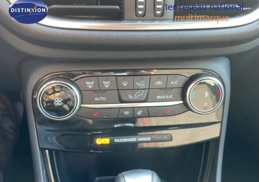 Gros plan sur la console centrale du Ford Puma noir agate métal 2023, mettant en valeur les commandes de climatisation et la boîte automatique.