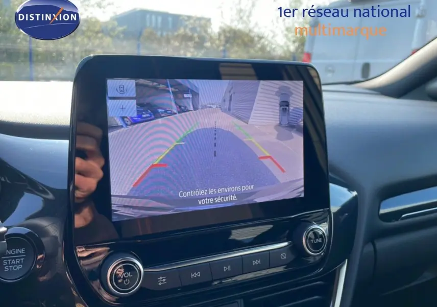 Écran tactile central montrant la caméra de recul dans un Ford Puma noir Agate Metal, intérieur moderne et épuré.