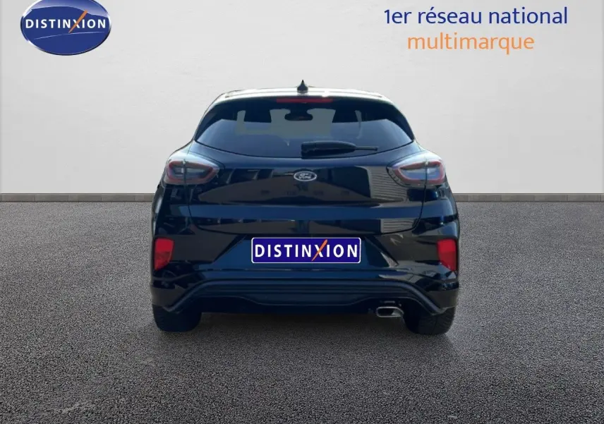 Vue arrière d'une Ford Puma noire Agate Metal 2023 avec feux LED et sortie d'échappement visible côté droit.