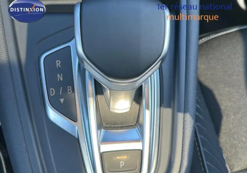 Gros plan sur le levier de vitesses automatique de la Renault SYMBIOZ blanc, finition E-Tech full hybrid 145 Iconic.