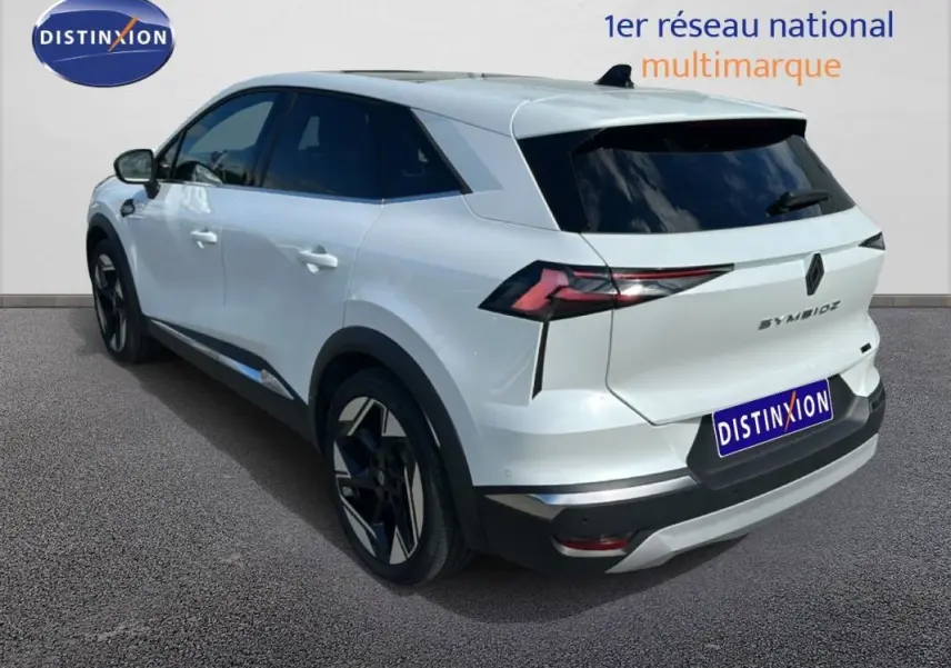 Vue 3/4 arrière droite d'une Renault SYMBIOZ blanche avec jantes alliage 19 pouces et vitres teintées.