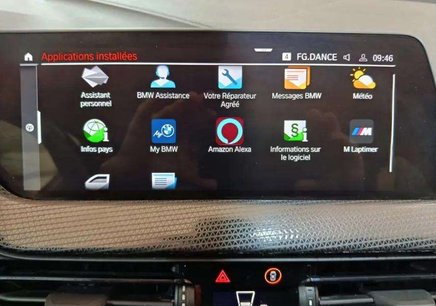 Écran tactile central de la BMW Série 1 118i Edition Sport 2023 affichant les applications installées.