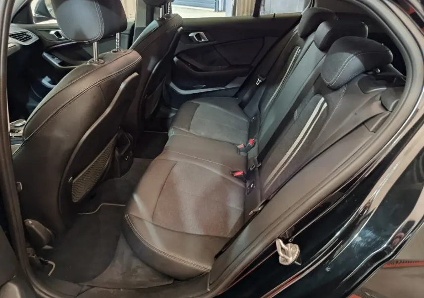 Vue intérieure côté droit des sièges arrière en cuir noir de la BMW Série 1 118i Edition Sport 2023.