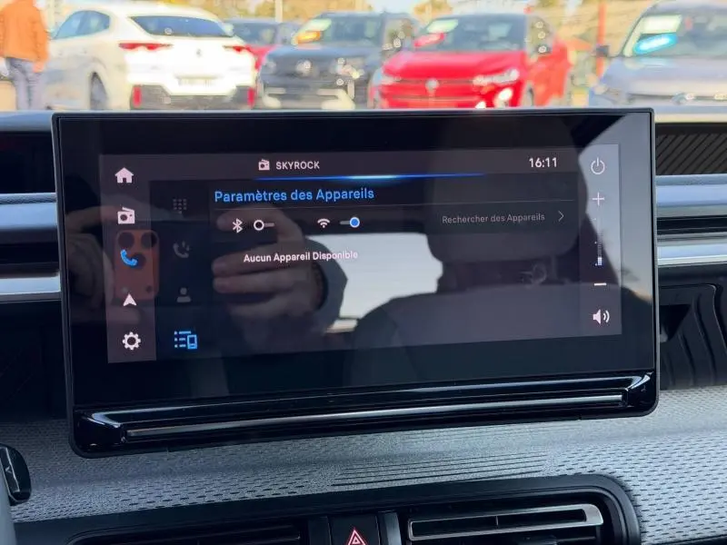 Écran tactile central de la Citroën C3 2025 affichant les paramètres Bluetooth, avec tableau de bord gris et commandes visibles.