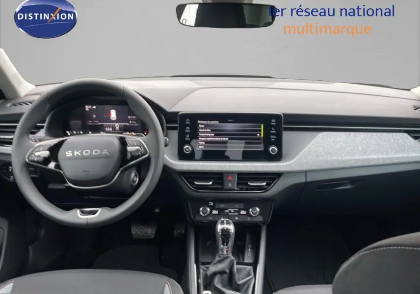 Intérieur avant du Skoda Kamiq gris graphite 2025, tableau de bord moderne avec écran tactile central et volant multifonction.