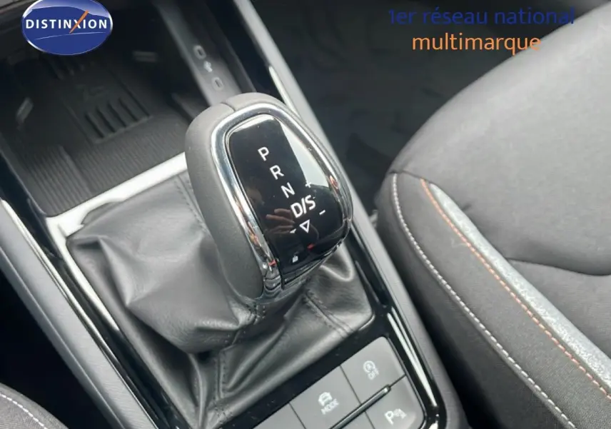 Le levier de vitesses automatique DSG7 de la Skoda Kamiq gris graphite, avec coutures contrastées sur le siège côté droit.