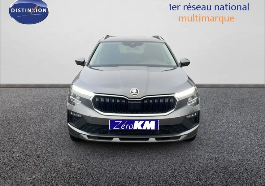 Vue frontale d'un Skoda Kamiq gris graphite 2025 avec feux LED allumés et calandre noire distinctive.