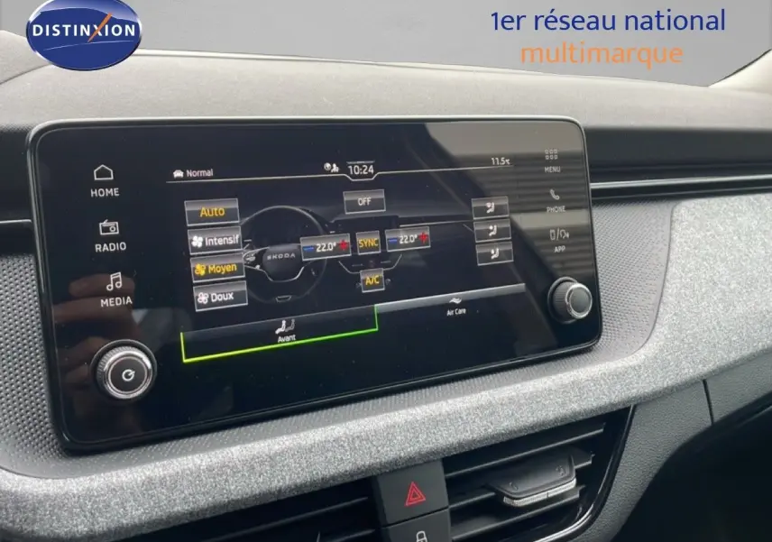 Écran tactile central du tableau de bord du Skoda Kamiq gris graphite, affichant les réglages de climatisation.