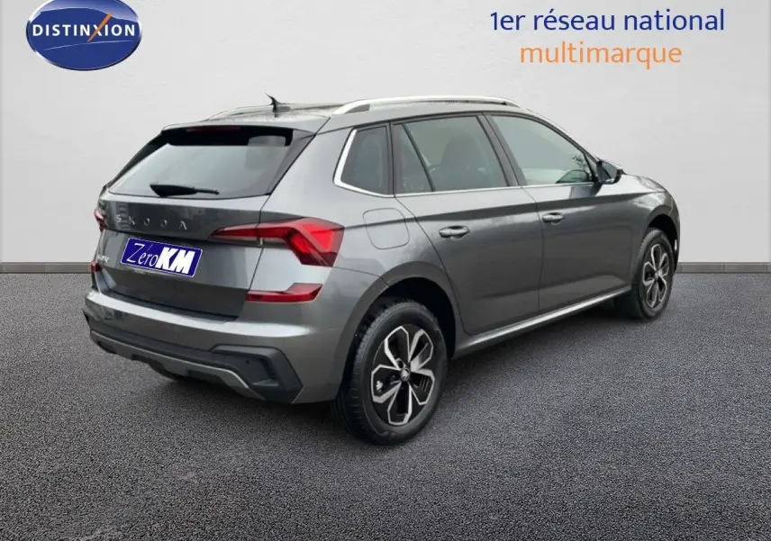 Vue 3/4 arrière droite d'un Skoda Kamiq gris graphite avec jantes bi-ton et feux LED distinctifs.