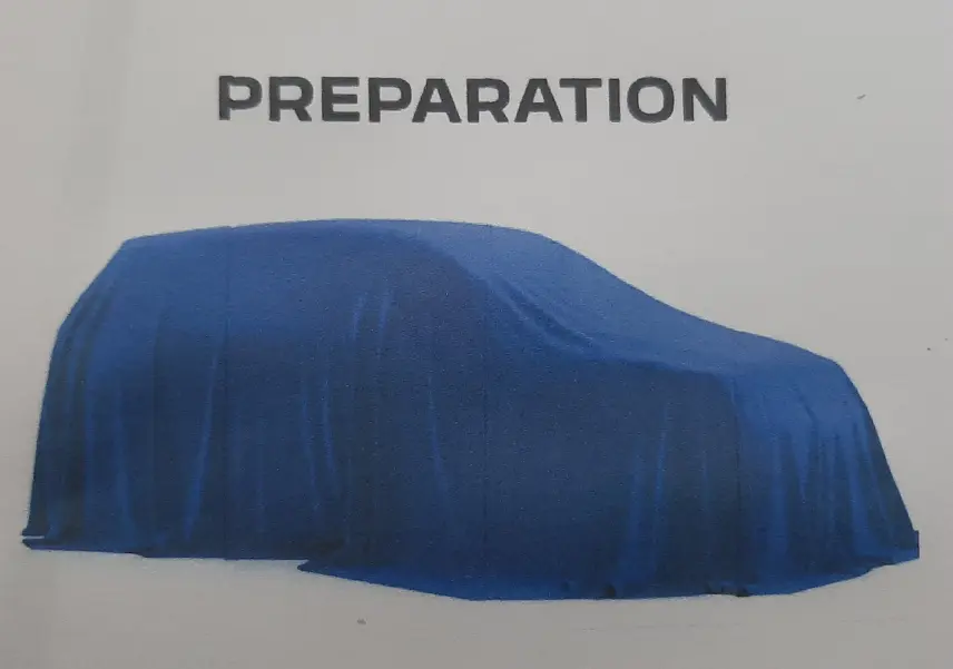 Silhouette d'un Peugeot 3008 2019 gris amazonite, vue de profil droit, sous une housse bleue couvrante.