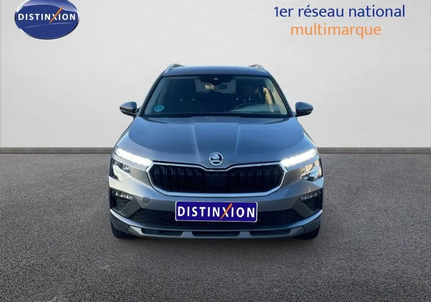 Vue avant d’un Skoda Kamiq gris graphite métal 2024 avec calandre noire et feux LED allumés.