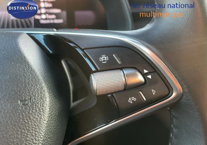 Gros plan sur les commandes multifonctions à droite du volant du Skoda Kamiq gris graphite 2024, avec molette texturée.