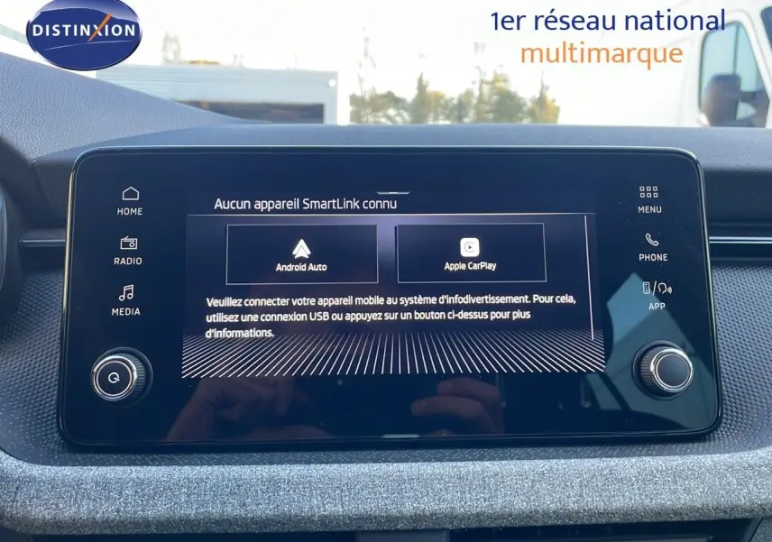 Écran tactile central du Skoda Kamiq 2024 gris graphite, affichant les options Android Auto et Apple CarPlay.