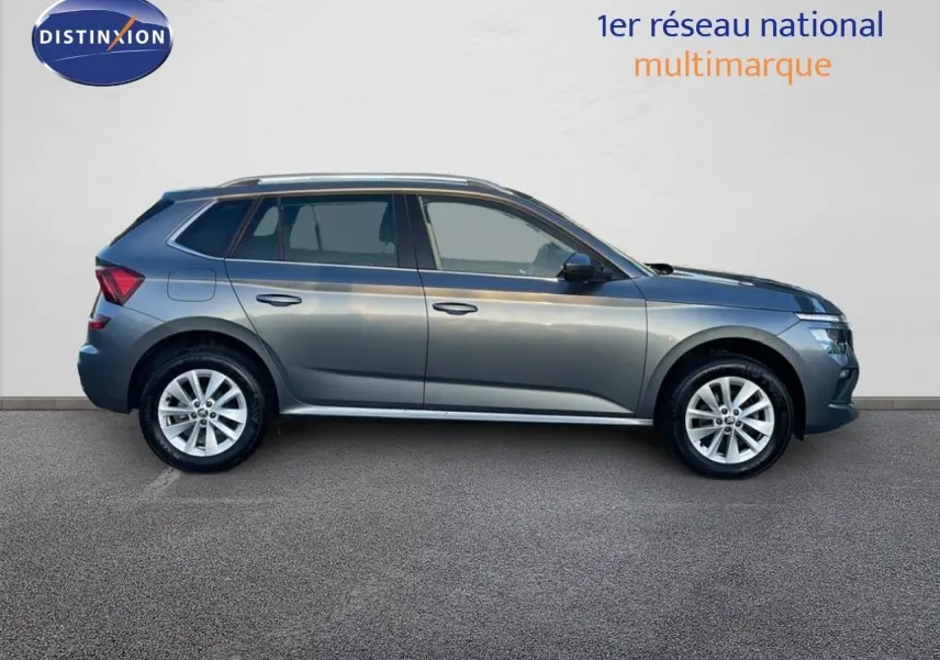 Vue de profil côté gauche d’un Skoda Kamiq gris graphite métallisé 2024 avec jantes alliage et toit ouvrant.