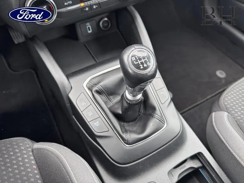 Vue rapprochée du levier de vitesses manuel noir dans l’habitacle gris foncé de la Ford Focus SW 1.5 EcoBlue 2019.