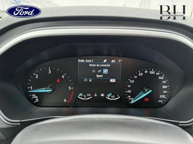 Vue rapprochée du tableau de bord numérique de la Ford Focus SW 2019 affichant le mode de conduite Sport.