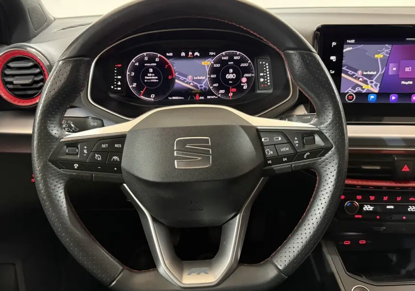 Vue rapprochée du volant cuir et alu de la SEAT Ibiza 1.0 TSI 110 FR 2024 avec tableau de bord numérique et écran tactile.