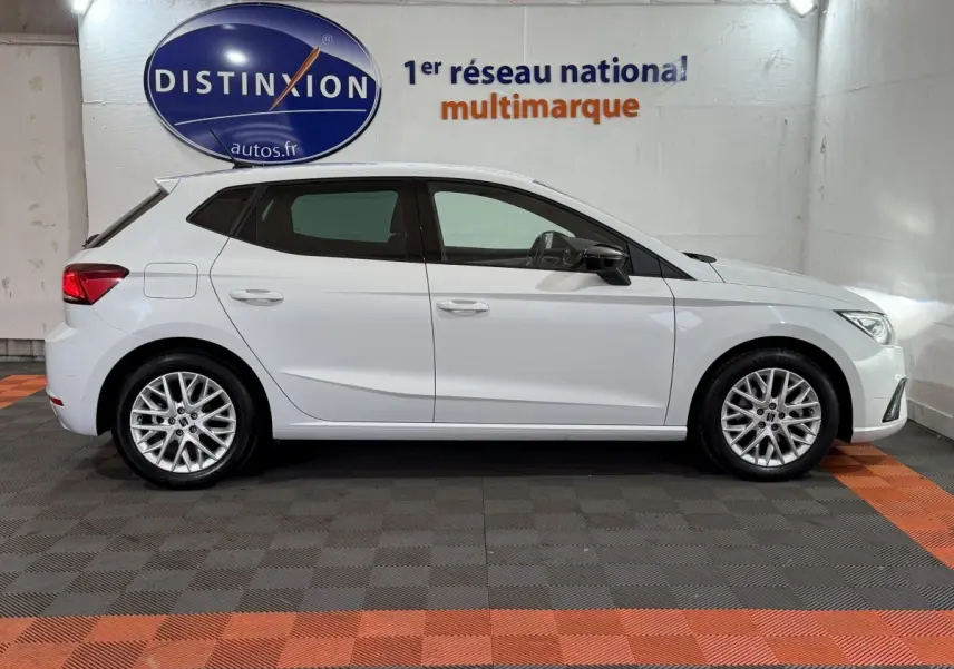 Profil côté gauche de la SEAT Ibiza 1.0 TSI 110 FR blanche 2024, avec jantes alliage et lignes dynamiques visibles.