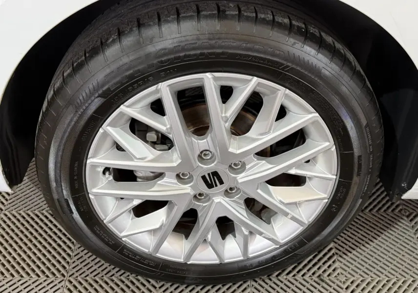 Vue rapprochée sur la roue arrière droite d'une SEAT Ibiza blanche 2024, avec jante alliage visible.